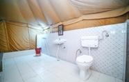 Phòng tắm bên trong 2 The Captain Desert Camp