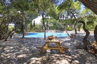 Swimming Pool A 2BR Villa in Sounio with pool
