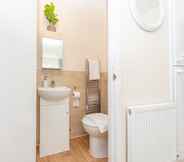 Toilet Kamar 7 Modern Studio Apartments in Castle St