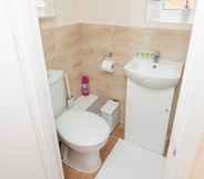 Toilet Kamar 5 Modern Studio Apartments in Castle St