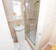 Toilet Kamar 3 Modern Studio Apartments in Castle St