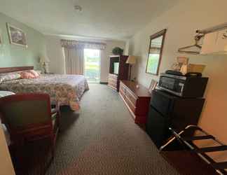 Bedroom 2 Colonial Brick Inn & Suites