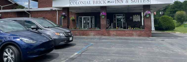 Exterior Colonial Brick Inn & Suites