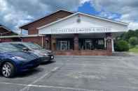 Exterior Colonial Brick Inn & Suites