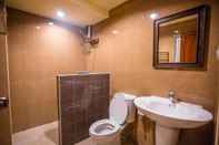 Phòng tắm bên trong Prince Hotel Chiang Mai