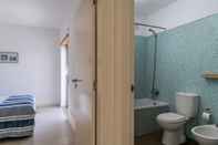 Toilet Kamar Beautiful Apartment With Terrace and a Pool