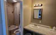 In-room Bathroom 3 Five Star Inn