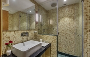 In-room Bathroom 2 Golden Tulip New Delhi - Hari Nagar