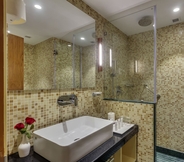 In-room Bathroom 2 Golden Tulip New Delhi - Hari Nagar
