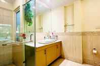 Phòng tắm bên trong BluO 1BHK - DLF Galleria | BathTub, Balcony, Suite