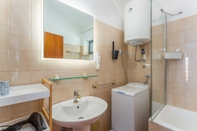 In-room Bathroom Bright 3-bedroom Apartment in Lovran