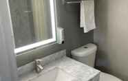 In-room Bathroom 3 Villa Court Inn Oroville