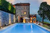 Swimming Pool Gran Burrone Castle in Borgo a Mozzano