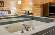 Toilet Kamar 4 Mackinac Lodge