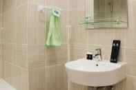 In-room Bathroom Minimalist High Floor 1Br At Vasanta Innopark Apartment