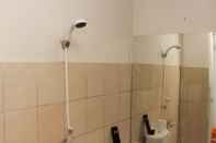 In-room Bathroom Best Choice And Strategic 2Br At Green Pramuka City Apartment