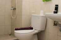 Toilet Kamar Warm And Enjoy Living 2Br At Springlake Summarecon Bekasi Apartment