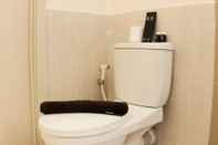 Toilet Kamar Comfy And Tidy 2Br At Meikarta Apartment