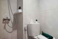 In-room Bathroom Comfortable And Strategic Studio Apartment Evenciio Margonda