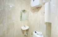 Phòng tắm bên trong 7 Homey Studio Furnished At Grand Asia Afrika Apartment