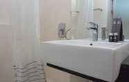 Toilet Kamar 2 Nice And Comfy Studio Apartment Capitol Park Residence