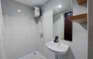 ห้องน้ำภายในห้อง 5 Elegant And Comfy Studio Casa De Parco Apartment Near Ice Bsd