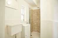 In-room Bathroom Harbour Cottage in Staithes