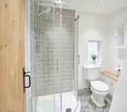 In-room Bathroom 6 Threadneedle Cottage