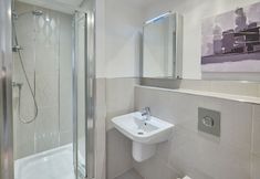 In-room Bathroom 7 Caedmon Prospect in Whitby