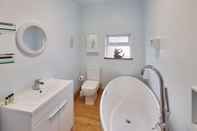 In-room Bathroom The Alby in Whitby With 4 Bedrooms and 2 Bathrooms