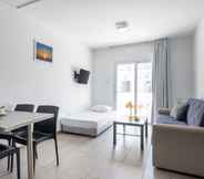 Others 5 Sanders Rio Gardens - Compact 1-bedroom Apartment With Shared Pool and Balcony