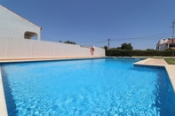 Swimming Pool 3-bed Townhouse With Pool in Albufeira Balaia