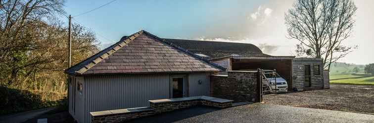 Exterior 17th Century Cartshed Nestled In Welsh Countryside