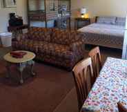 Bedroom 3 Cedar Falls Motel