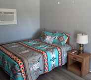 Bedroom 4 Cedar Falls Motel