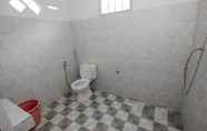 Toilet Kamar 7 Homestay Umah Sare