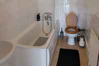 Toilet Kamar a sea View Property With a Short Walk to Beach