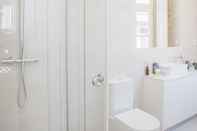 In-room Bathroom Liiiving - Aliados Stone Apartment