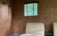 Kamar Tidur 4 Unique off Grid Tree-house Stay in oak Woodland