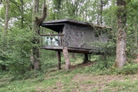 Bangunan Unique off Grid Tree-house Stay in oak Woodland