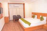 Bedroom Clarks Inn Express Baddi