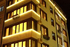 外部的 Pera Suits