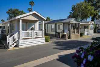 Exterior 4 The Cottages at Golden Village Palms