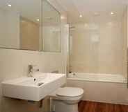 Toilet Kamar 7 Lovely Luxury 1-bed Apartment in Wembley