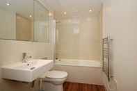 Toilet Kamar Lovely Luxury 1-bed Apartment in Wembley