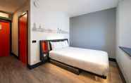 Kamar Tidur 4 easyHotel Dublin City Centre