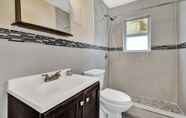 In-room Bathroom 4 Studio With Bath & Parking: Hollywood Beach