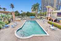 Swimming Pool Luxurious Hallandale Studio: Pool & Parking