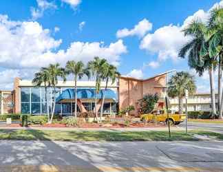 Exterior 2 Luxurious Hallandale Studio: Pool & Parking