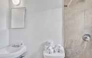 In-room Bathroom 2 Cozy Apartment in West Palm Beach, Minutes Away From Downtown! N°1